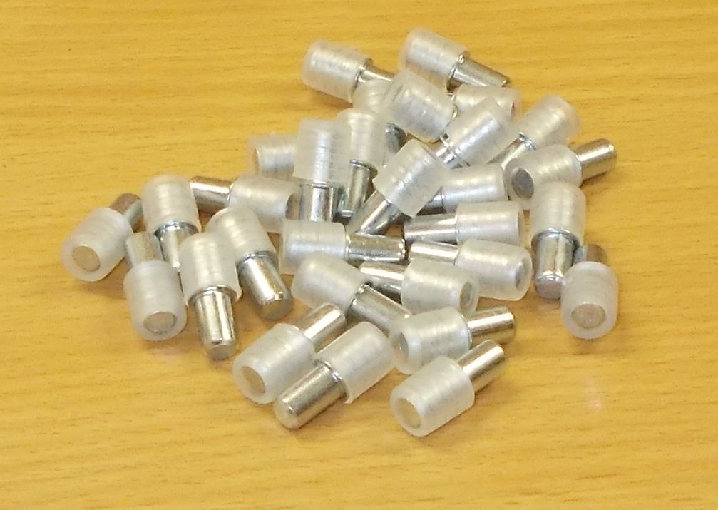 Policové podpěrky na sklo 5/5 x16 mm, zinek bílý s návlekem , bal=100ks